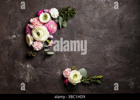 Cadre rond fleuri avec branches et feuilles d'eucalyptus, fleurs plates, vue de dessus avec espace pour les copies Banque D'Images