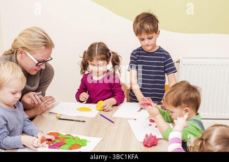 Les enfants est de faire une pâte à modeler les chiffres sur la table, la maternelle, le développement de la leçon la motricité fine Banque D'Images