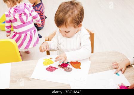Les enfants est de faire une pâte à modeler les chiffres sur la table, la maternelle, le développement de la leçon la motricité fine Banque D'Images