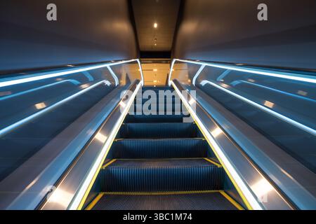 Escalator vide dans l'immeuble de bureaux moderne Banque D'Images