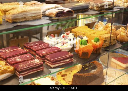 Différents types de pièces de gâteaux dans la pâtisserie. Gâteau avec bonbons et desserts Banque D'Images
