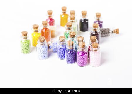 Les perles en verre mini vintage flacons avec bouchons isolated on white Banque D'Images