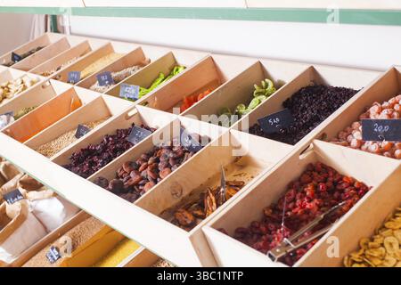Grand assortiment de fruits secs multicolores et de noix dans les boîtes en bois : baies, abricot, raisins, kiwi, prunes, écrous. Aliments sains et sucrés, h Banque D'Images