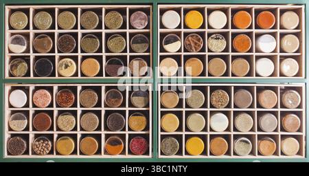 Vue de face d'une grande quantité d'herbes et d'épices empilées dans des étagères. Bocaux de Glas à la cannelle, sel, romarin, paprika, safran, origan Banque D'Images