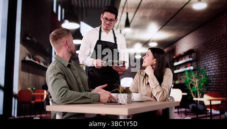 Un couple hispanique frustré se dispute avec le directeur au sujet de la médiocrité du service au restaurant Banque D'Images