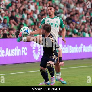 Austin, Texas, États-Unis. 17 mai 2025. OWEN WOLFF (33), milieu de terrain de l'Austin FC, contre TATE JOHNSON (28), défenseur des Whitecaps de Vancouver, lors d'un match de soccer de la Ligue majeure entre l'Austin FC et les Whitecaps FC de Vancouver, le 17 mai 2025, à Austin, Texas. (Crédit image : © Scott Coleman/ZUMA Press Wire) USAGE ÉDITORIAL SEULEMENT ! Non destiné à UN USAGE commercial ! Banque D'Images