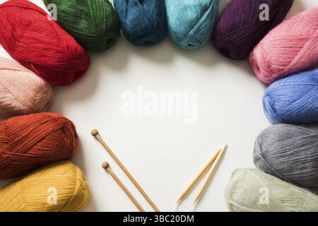 Balles de fils de couleur et aiguilles de tricotage avec espace de copie Banque D'Images
