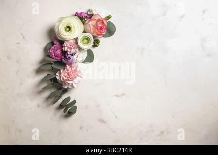 Cadre rond fleuri avec branches et feuilles d'eucalyptus, fleurs plates, vue de dessus avec espace pour les copies Banque D'Images