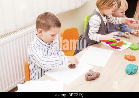 Les enfants est de faire une pâte à modeler les chiffres sur la table, la maternelle, le développement de la leçon la motricité fine Banque D'Images