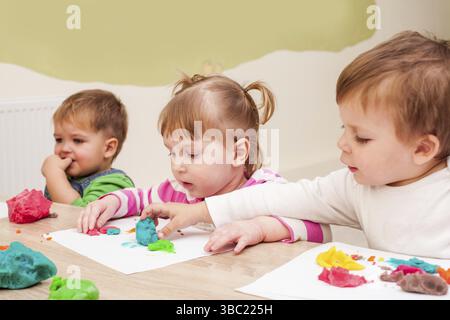 Les enfants est de faire une pâte à modeler les chiffres sur la table, la maternelle, le développement de la leçon la motricité fine Banque D'Images