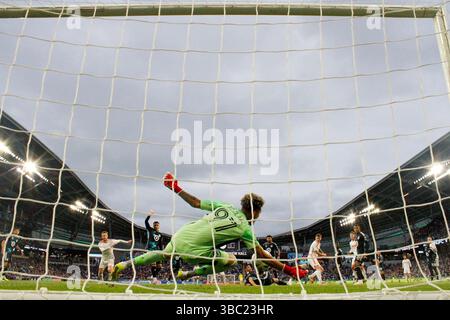 Paul, Minnesota, États-Unis. 17 mai 2025. Le gardien de but du Minnesota United DAYNE ST. CLAIR plonge pour faire une économie. Le Minnesota United and préparé Louis SC s’affronta à Allianz Field à l’endroit où se trouvait Paul Minnesota le 17 mai 2025. Minnesota United a remporté la victoire 3-0. (Crédit image : © Michael Turner/ZUMA Press Wire) USAGE ÉDITORIAL SEULEMENT ! Non destiné à UN USAGE commercial ! Banque D'Images