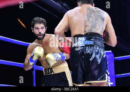 Sao Paulo, Brésil. 17 mai 2025. SAO PAULO, BRÉSIL - 17 MAI : (R-G) Acelino 'Popó' Freitas, ancien champion poids plume WBA/WBO, combat l'acteur brésilien Duda Nagle lors du FMS 6 à Vibra Arena le 17 mai 2025 à Sao Paulo, Brésil. (Photo de Leandro Bernardes/Pximages). Crédit : PX images/Alamy Live News Banque D'Images