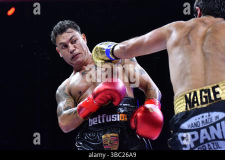 Sao Paulo, Brésil. 17 mai 2025. SAO PAULO, BRÉSIL - 17 MAI : (de gauche à droite) Acelino 'Popó' Freitas, ancien champion poids plume WBA/WBO, combat l'acteur brésilien Duda Nagle lors du FMS 6 au Vibra Arena le 17 mai 2025 à Sao Paulo, Brésil. (Photo de Leandro Bernardes/Pximages). Crédit : PX images/Alamy Live News Banque D'Images