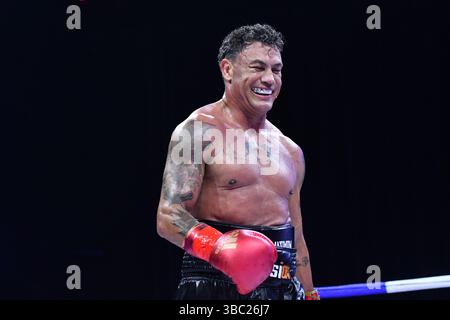 Sao Paulo, Brésil. 17 mai 2025. SAO PAULO, BRÉSIL - 17 MAI : Acelino 'Popó' Freitas, ancien champion poids plume WBA/WBO, sourit en affrontant l'acteur brésilien Duda Nagle lors du FMS 6 au Vibra Arena le 17 mai 2025 à Sao Paulo, Brésil. (Photo de Leandro Bernardes/Pximages). Crédit : PX images/Alamy Live News Banque D'Images