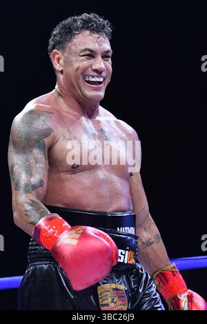 Sao Paulo, Brésil. 17 mai 2025. SAO PAULO, BRÉSIL - 17 MAI : Acelino 'Popó' Freitas, ancien champion poids plume WBA/WBO, sourit en affrontant l'acteur brésilien Duda Nagle lors du FMS 6 au Vibra Arena le 17 mai 2025 à Sao Paulo, Brésil. (Photo de Leandro Bernardes/Pximages). Crédit : PX images/Alamy Live News Banque D'Images