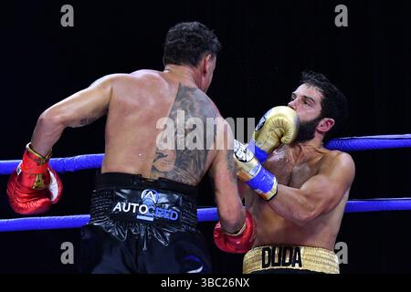 17 mai 2025 : Acelino ''PopÃ³'' Freitas, ancien champion poids plume WBA/WBO, frappe l'acteur brésilien Duda Nagle lors du FMS 6 à Vibra Arena le 17 mai 2025 à Sao Paulo, Brésil. (Photo de Leandro Bernardes/Pximages) (crédit image : © Leandro Bernardes/PX Imagens via ZUMA Press Wire) USAGE ÉDITORIAL SEULEMENT ! Non destiné à UN USAGE commercial ! Banque D'Images