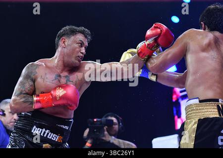 17 mai 2025 : Acelino ''PopÃ³'' Freitas, ancien champion poids plume WBA/WBO, frappe l'acteur brésilien Duda Nagle lors du FMS 6 à Vibra Arena le 17 mai 2025 à Sao Paulo, Brésil. (Photo de Leandro Bernardes/Pximages) (crédit image : © Leandro Bernardes/PX Imagens via ZUMA Press Wire) USAGE ÉDITORIAL SEULEMENT ! Non destiné à UN USAGE commercial ! Banque D'Images