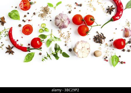 Herbes et épices Légumes rouge avec mise à plat sur le blanc. Place pour le texte Banque D'Images