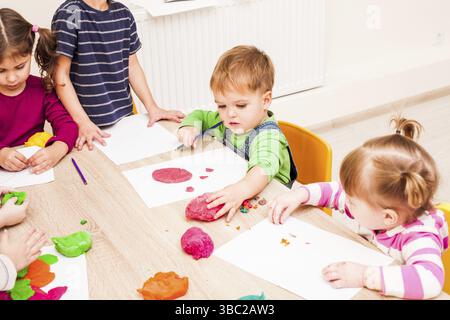 Les enfants est de faire une pâte à modeler les chiffres sur la table, la maternelle, le développement de la leçon la motricité fine Banque D'Images
