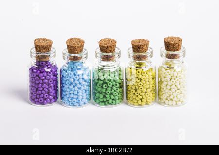 Les perles en verre mini vintage flacons avec bouchons isolated on white Banque D'Images