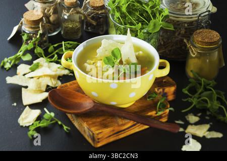 Soupe fraîche aux petits pois avec des païtes et des herbes Banque D'Images