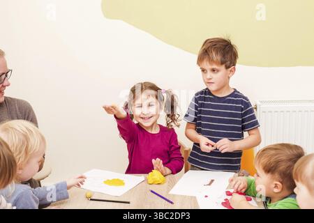 Les enfants font une figure de plasticine sur la table Banque D'Images