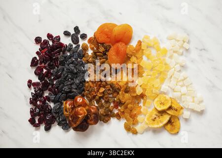 Ensemble de fruits frits, vue supérieure collations colorés sur la table, l'art de l'alimentation Banque D'Images