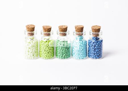 Les perles en verre mini vintage flacons avec bouchons isolated on white Banque D'Images