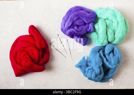 Vue de dessus du kit de feutrage d'aiguille en laine sur la table en marbre Banque D'Images