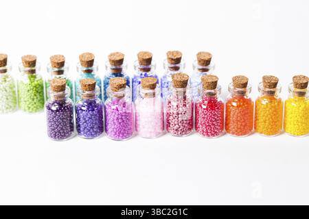Les perles en verre mini vintage flacons avec bouchons isolated on white Banque D'Images
