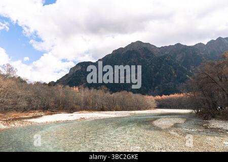 Claire eau de la rivière Azusa et pins dans le parc national de Kamikochi en saison d'automne Banque D'Images