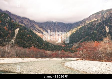 Claire eau de la rivière Azusa et pins dans le parc national de Kamikochi en saison d'automne Banque D'Images