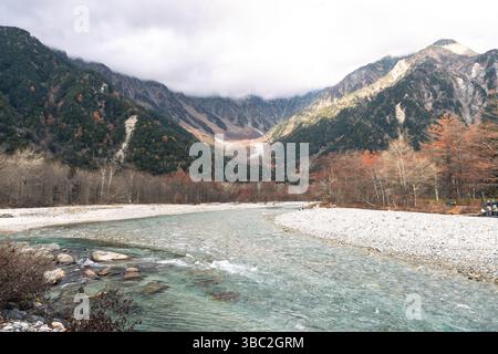 Claire eau de la rivière Azusa et pins dans le parc national de Kamikochi en saison d'automne Banque D'Images