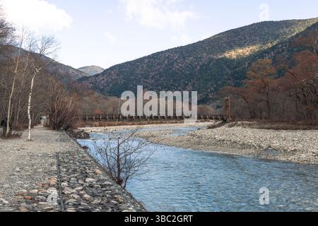 Claire eau de la rivière Azusa et pins dans le parc national de Kamikochi en saison d'automne Banque D'Images