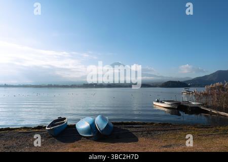 Fuji Mountain avec vue sur les nuages et les bateaux à rames depuis le lac Kawaguchiko Banque D'Images