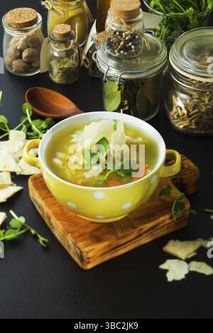 Soupe fraîche aux petits pois avec des païtes et des herbes Banque D'Images