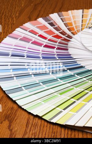 Palette d'échantillons de papier pour choisir la couleur à peindre Banque D'Images