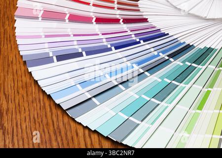 Palette d'échantillons de papier pour choisir la couleur à peindre Banque D'Images