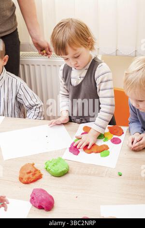 Les enfants font une figure de plasticine sur la table Banque D'Images