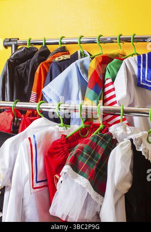 Rack avec de nombreux costumes de vacances pour les enfants sur les cintres au salon de mode enfants. Costumes de carnaval pour enfants. Service de location dans le sho de tissu Banque D'Images