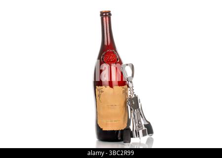 Une bouteille vide de vieux vin de collection avec ouvre-plan, gros plan, isolé sur fond blanc. Banque D'Images