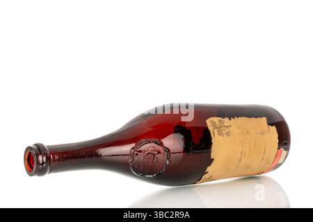 Une bouteille vide de vieux vin de collection, gros plan, isolé sur fond blanc. Banque D'Images