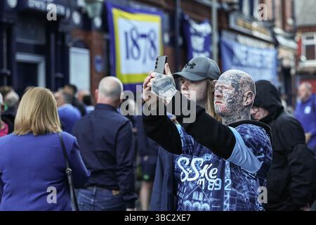 Les fans d'Everton se font tatouer lors du match de premier League Everton vs Southampton au Goodison Park, Liverpool, Royaume-Uni, le 18 mai 2025 (photo de Mark Cosgrove/News images) Banque D'Images