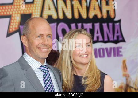 Le réalisateur Peter Chelsom et son épouse Lindsay McCracken assistent à la première de Hannah Montana : The Movie au El Capitan Theatre à Hollywood, Californie, le 2 avril 2009. Banque D'Images