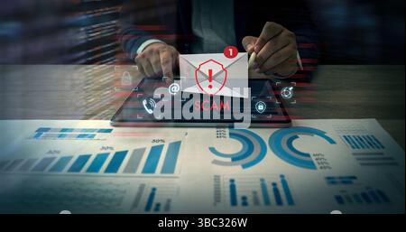 Une image de concept de protection des données de simulation de sensibilisation à la cybersécurité montre un costume de personne avec une tablette affichant une alerte d'arnaque, entouré de données financières Banque D'Images