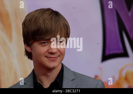 L'acteur Jason Earles arrive à la première de Hannah Montana : The Movie qui se tient au El Capitan Theatre à Hollywood, Californie, le 2 avril 2009. Banque D'Images