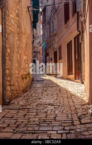 Rue étroite à Rovinj, Croatie Banque D'Images