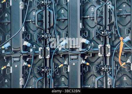 5 avril 2025, Belgrade, Serbie : gros plan de l'arrière d'un grand écran LED montrant les câbles de connexion, les alimentations et l'électronique Banque D'Images