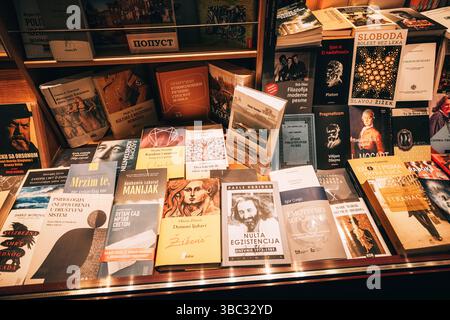 21 mars 2025, Belgrade, Serbie : divers livres sur la littérature, la philosophie, l'histoire et la psychologie serbes sont exposés dans une librairie Banque D'Images