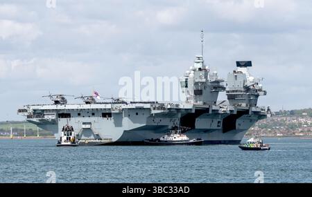 HMS Prince of Wales RO9 - porte-avions de la classe Queen Elizabeth - départ de Portsmouth le 22 avril 2025 pour un déploiement de 8 mois, Portsmouth, Hampshire, Banque D'Images